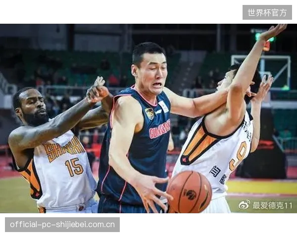 造杀伤成浙江破局关键,上海内线群需在防守强度与犯规间取舍。 造杀伤成浙江破局关键,上海内线群需在防守强度与犯规间取舍。